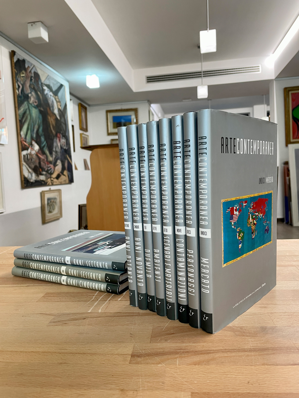 ARTE CONTEMPORANEA - LA BIBLIOTECA DI REPUBBLICA - L'ESPRESSO - Lotto unico di 11 cataloghi