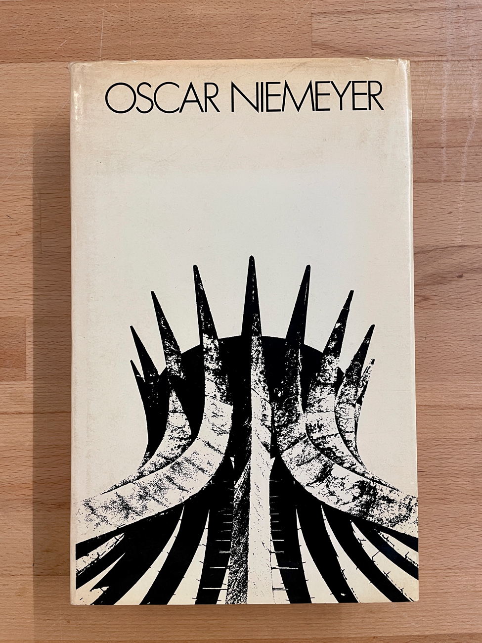 OSCAR NIEMEYER - Oscar Niemeyer, 1975