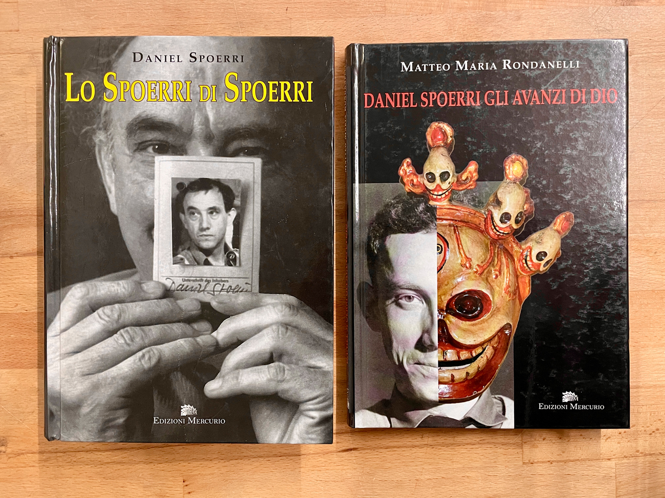 DANIEL SPOERRI - Lotto unico di 2 cataloghi, di cui uno autografato