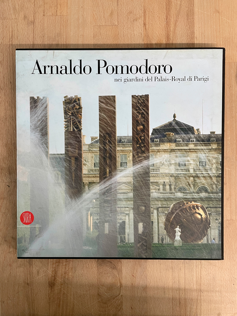 CATALOGHI AUTOGRAFATI (ARNALDO POMODORO) - Arnaldo Pomodoro nei giardini del Palais-Royal di Parigi, 2003