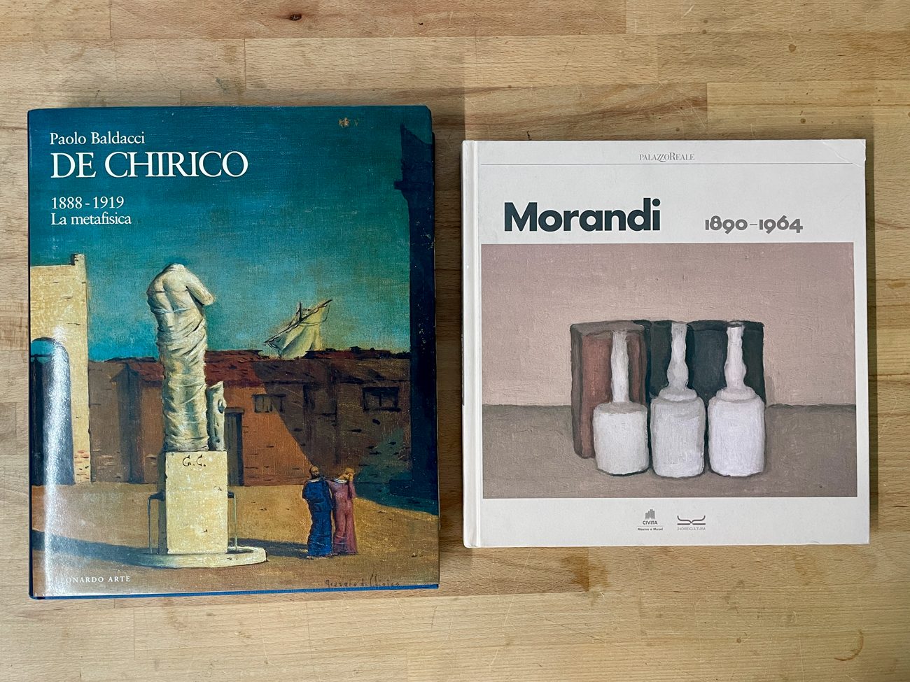 GIORGIO DE CHIRICO E GIORGIO MORANDI - Lotto unico di 2 cataloghi