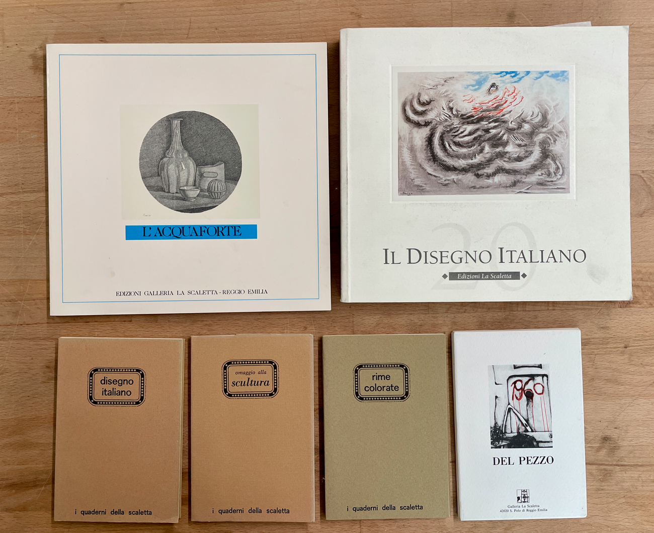 CATALOGHI CON OPERE ALL'INTERNO (LEONARDO CASTELLANI, LUCA CRIPPA) - Lotto unico di 6 cataloghi