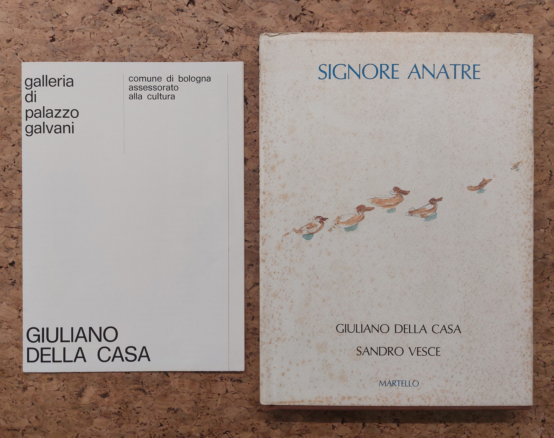 CATALOGHI CON DISEGNO (GIULIANO DELLA CASA) - Lotto unico di 1 catalogo e un pieghevole
